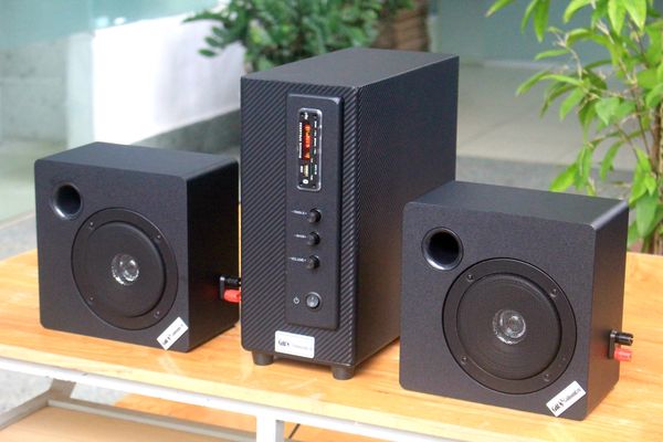 Dàn loa treo tường: Amply A155 + 2 V21, Amply hai vùng âm lượng, loa được thiết kế riêng cho quán, bật lớn không tạp âm, bảo hành dài hạn 5 năm.