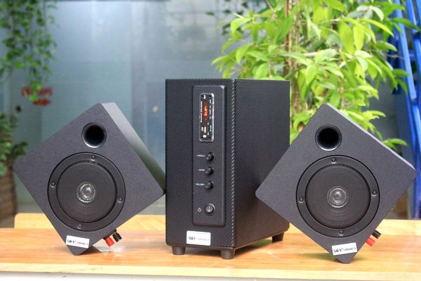 Dàn loa treo tường: Amply A155 + 2 V21, Amply hai vùng âm lượng, loa được thiết kế riêng cho quán, bật lớn không tạp âm, bảo hành dài hạn 5 năm.