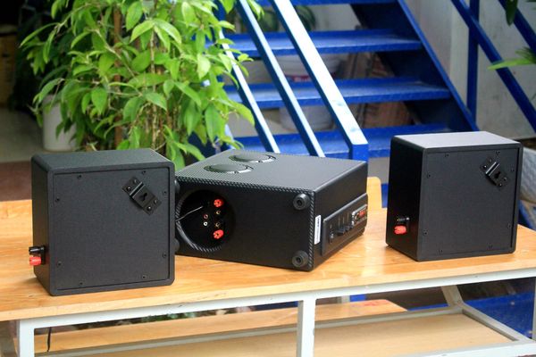 Dàn loa treo tường: Amply A155 + 2 V21, Amply hai vùng âm lượng, loa được thiết kế riêng cho quán, bật lớn không tạp âm, bảo hành dài hạn 5 năm.