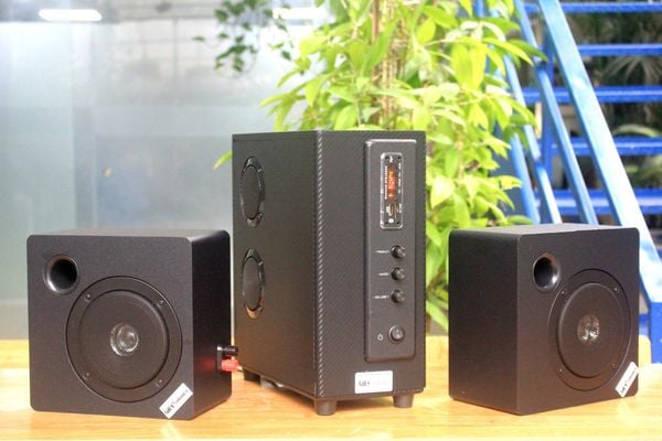 Dàn loa treo tường: Amply A155 + 2 V21, Amply hai vùng âm lượng, loa được thiết kế riêng cho quán, bật lớn không tạp âm, bảo hành dài hạn 5 năm.