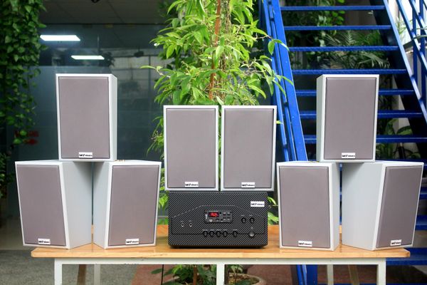 Loa treo tường, phát nhạc nền thông báo: Amply A907W Goldsound 900w + 8 loa Goldsound V58C 58w, loa được thiết kế riêng cho quán, bật lớn không tạp âm, miễn phí công lắp đặt, bảo hành dài hạn 5 năm.