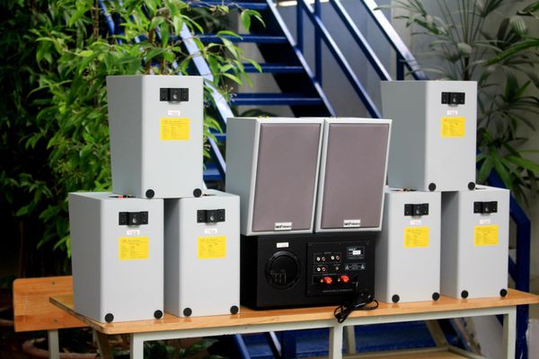 Loa treo tường, phát nhạc nền thông báo: Amply A907W Goldsound 900w + 8 loa Goldsound V58C 58w, loa được thiết kế riêng cho quán, bật lớn không tạp âm, miễn phí công lắp đặt, bảo hành dài hạn 5 năm.