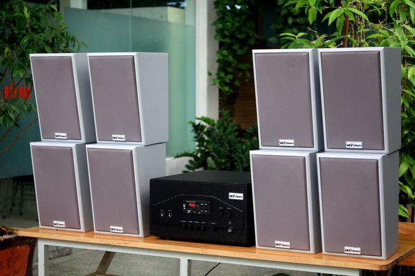 Loa treo tường, phát nhạc nền thông báo: Amply A907W Goldsound 900w + 8 loa Goldsound V58C 58w, loa được thiết kế riêng cho quán, bật lớn không tạp âm, miễn phí công lắp đặt, bảo hành dài hạn 5 năm.