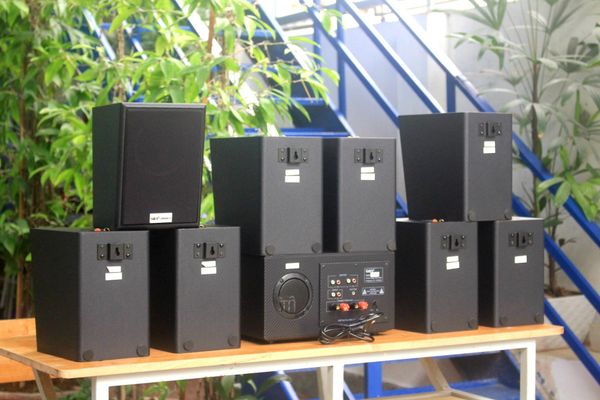 Dàn loa treo tường: Amply A907W Goldsound 2 vùng âm lượng 900w + 8 loa Goldsound V25C 25W, loa được thiết kế riêng cho quán, bật lớn không tạp âm, miễn phí công lắp đặt, bảo hành dài hạn 5 năm.