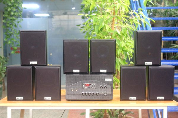 Dàn loa treo tường: Amply A907W Goldsound 2 vùng âm lượng 900w + 8 loa Goldsound V25C 25W, loa được thiết kế riêng cho quán, bật lớn không tạp âm, miễn phí công lắp đặt, bảo hành dài hạn 5 năm.