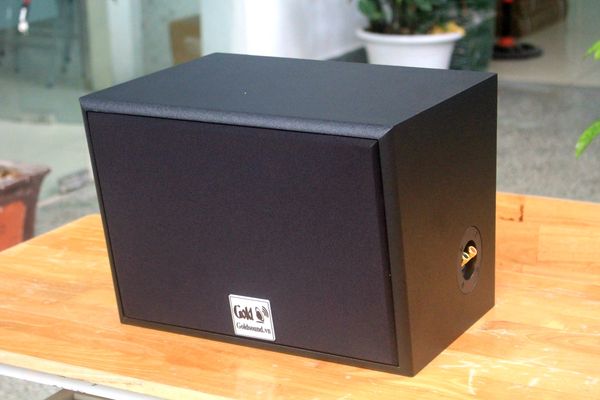 Loa Goldsound vệ tinh treo tường V130 công suất 130w, loa bass 20 cm, treble 10 cm, kích thước rộng 37 cm, cao 27.5 cm, sâu 28.5 cm, bảo hành dài hạn 5 năm.