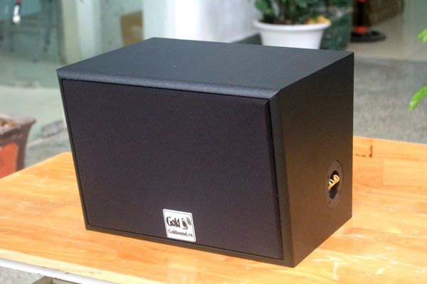 Loa Goldsound vệ tinh treo tường V130_SG công suất 130w, loa bass 20 cm, treble 10 cm, kích thước rộng 37 cm, cao 27.5 cm, sâu 28.5 cm, bảo hành dài hạn 5 năm.