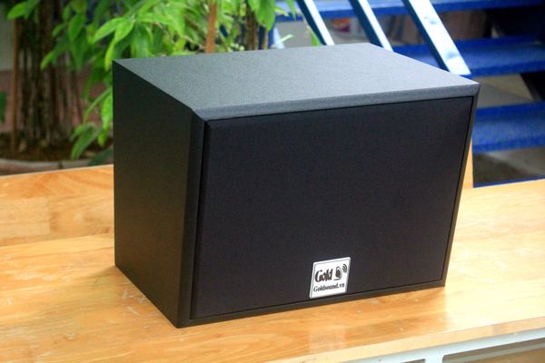 Loa Goldsound vệ tinh treo tường V130 công suất 130w, loa bass 20 cm, treble 10 cm, kích thước rộng 37 cm, cao 27.5 cm, sâu 28.5 cm, bảo hành dài hạn 5 năm.