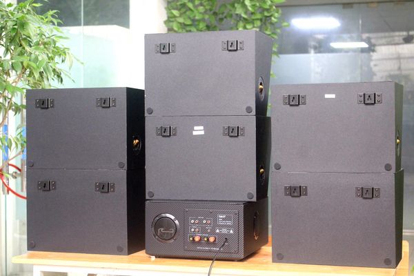 Dàn loa sân vườn: Amply A907W + 6 V130NT, Amply hai vùng âm lượng, loa được thiết kế riêng, bật lớn không tạp âm, miễn phí công lắp đặt, bảo hành dài hạn 5 năm.