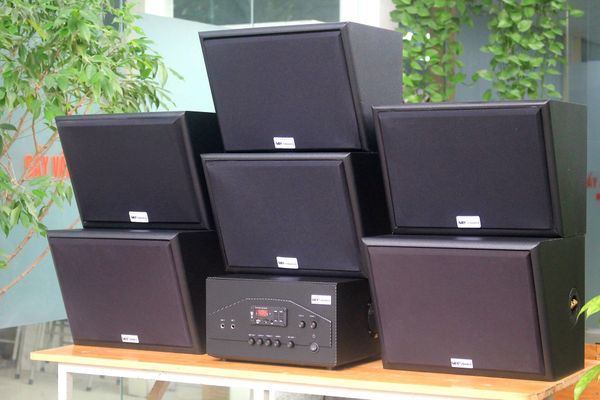 Dàn loa sân vườn: Amply A907W + 6 V130NT, Amply hai vùng âm lượng, loa được thiết kế riêng, bật lớn không tạp âm, miễn phí công lắp đặt, bảo hành dài hạn 5 năm.