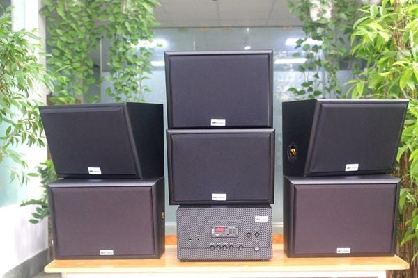 Dàn loa sân vườn: Amply A907W + 6 V130NT, Amply hai vùng âm lượng, loa được thiết kế riêng, bật lớn không tạp âm, miễn phí công lắp đặt, bảo hành dài hạn 5 năm.