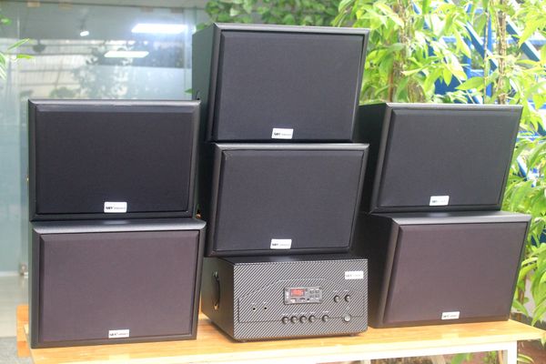 Dàn loa sân vườn: Amply A907W + 6 V130NT, Amply hai vùng âm lượng, loa được thiết kế riêng, bật lớn không tạp âm, miễn phí công lắp đặt, bảo hành dài hạn 5 năm.