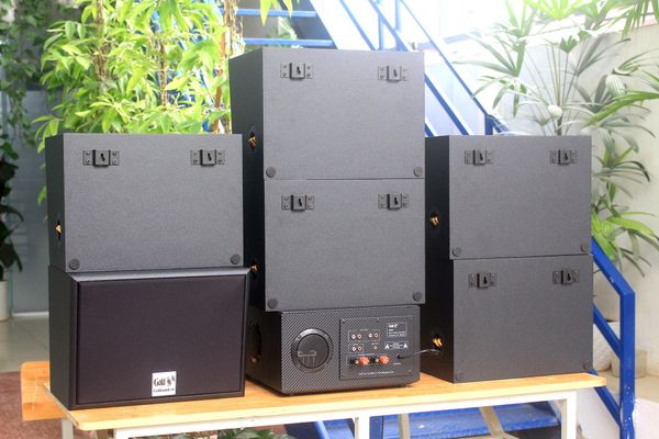 Dàn loa treo tường: Amply A907W + 6 V130, Amply hai vùng âm lượng, loa được thiết kế riêng, bật lớn không tạp âm, miễn phí công lắp đặt, bảo hành dài hạn 5 năm.