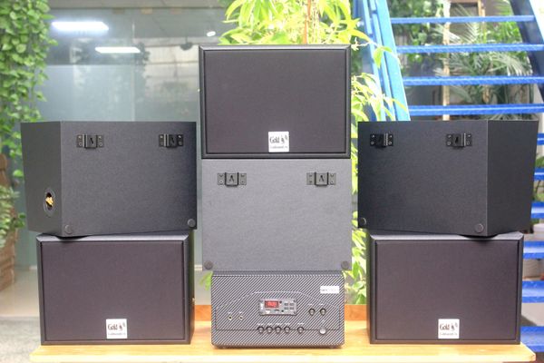 Dàn loa treo tường: Amply A907W + 6 V130, Amply hai vùng âm lượng, loa được thiết kế riêng, bật lớn không tạp âm, miễn phí công lắp đặt, bảo hành dài hạn 5 năm.