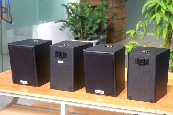 Dàn loa treo tường: Amply A155 Goldsound 150w + 4 loa Goldsound V25C 25w, loa được thiết kế riêng cho quán, bật lớn không tạp âm, miễn phí công lắp đặt, bảo hành dài hạn 5 năm.