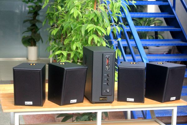 Dàn loa treo tường: Amply A155 Goldsound 150w + 4 loa Goldsound V25C 25w, loa được thiết kế riêng cho quán, bật lớn không tạp âm, miễn phí công lắp đặt, bảo hành dài hạn 5 năm.
