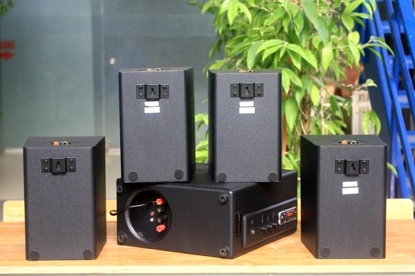 Dàn loa treo tường: Amply A155 Goldsound 150w + 4 loa Goldsound V25C 25W, loa được thiết kế riêng cho quán, bật lớn không tạp âm, miễn phí công lắp đặt, bảo hành dài hạn 5 năm.