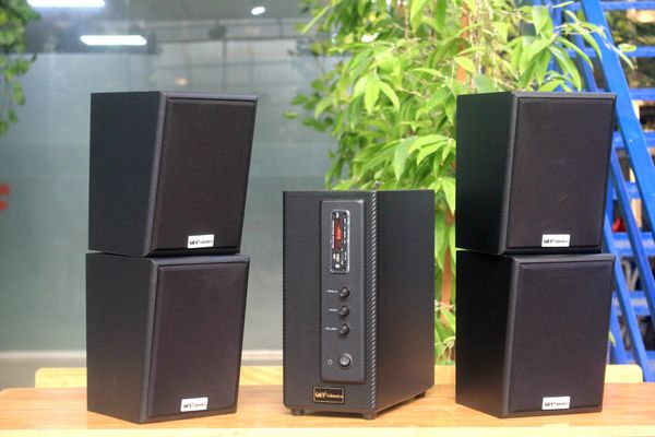 Dàn loa treo tường: Amply A155 Goldsound 150w + 4 loa Goldsound V25C 25W, loa được thiết kế riêng cho quán, bật lớn không tạp âm, miễn phí công lắp đặt, bảo hành dài hạn 5 năm.