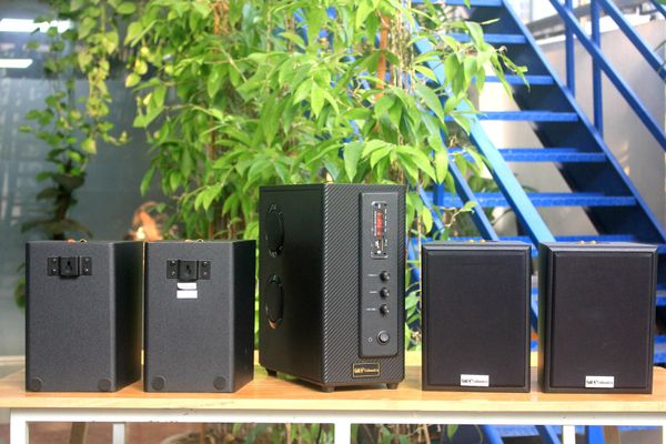 Dàn loa treo tường: Amply A155 Goldsound 150w + 4 loa Goldsound V25C 25W, loa được thiết kế riêng cho quán, bật lớn không tạp âm, miễn phí công lắp đặt, bảo hành dài hạn 5 năm.