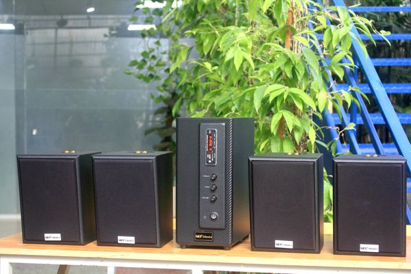 Dàn loa treo tường: Amply A155 Goldsound 150w + 4 loa Goldsound V25C 25W, loa được thiết kế riêng cho quán, bật lớn không tạp âm, miễn phí công lắp đặt, bảo hành dài hạn 5 năm.