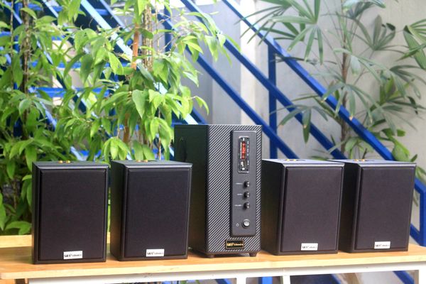 Dàn loa treo tường: Amply A155 Goldsound 150w + 4 loa Goldsound V25C 25w, loa được thiết kế riêng cho quán, bật lớn không tạp âm, miễn phí công lắp đặt, bảo hành dài hạn 5 năm.