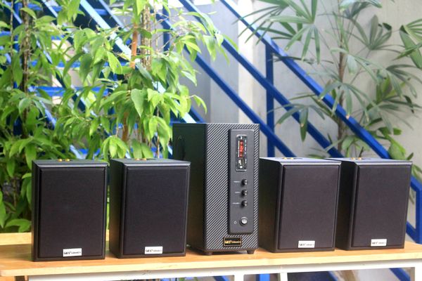 Dàn loa treo tường: Amply A155 Goldsound 150w + 4 loa Goldsound V25C 25W, loa được thiết kế riêng cho quán, bật lớn không tạp âm, miễn phí công lắp đặt, bảo hành dài hạn 5 năm.