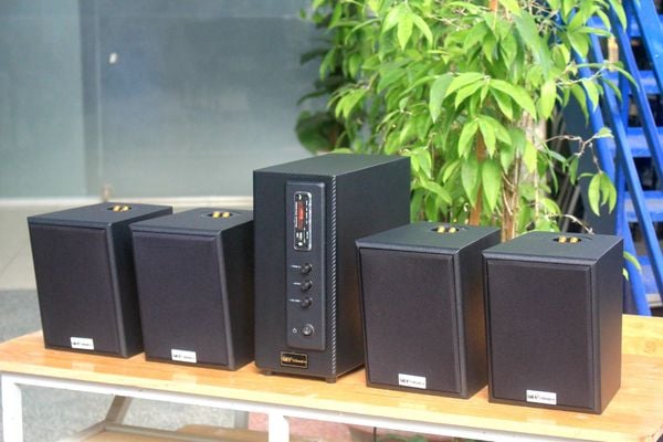 Dàn loa treo tường: Amply A155 Goldsound 150w + 4 loa Goldsound V25C 25W, loa được thiết kế riêng cho quán, bật lớn không tạp âm, miễn phí công lắp đặt, bảo hành dài hạn 5 năm.