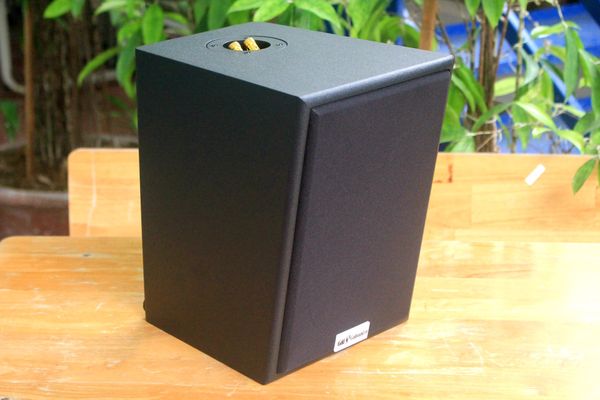 Loa Goldsound vệ tinh treo tường V55C công suất 55w, loa bass 4 inch, treble 2 inch, kích thước rộng 20 cm, cao 28 cm, sâu 25 cm, bảo hành dài hạn 5 năm.