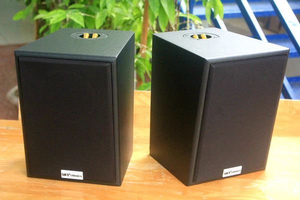 Loa Goldsound vệ tinh treo tường V55C_SG công suất 55w, loa bass 4 inch, treble 2 inch, kích thước rộng 20 cm, cao 28 cm, sâu 25 cm, bảo hành dài hạn 5 năm.