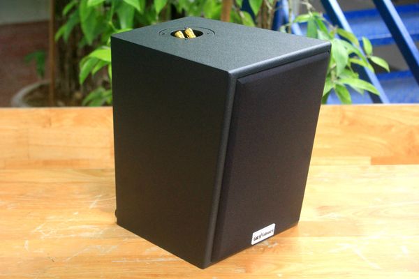 Loa Goldsound vệ tinh treo tường V55C_TH công suất 55w, loa bass 4 inch, treble 2 inch, kích thước rộng 20 cm, cao 28 cm, sâu 25 cm, bảo hành dài hạn 5 năm.