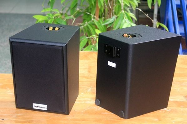 Loa Goldsound vệ tinh treo tường V25C_DA công suất 25w, loa bass 4 inch, treble 5 cm, kích thước rộng 14 cm, cao 20 cm, sâu 22 cm, bảo hành dài hạn 5 năm.