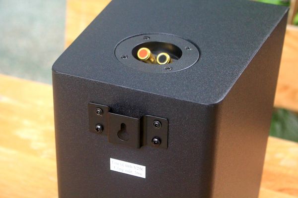 Loa Goldsound vệ tinh treo tường V25C_TH (số lượng 01 loa), công suất 25w, loa bass 4 inch, treble 5 cm, kích thước rộng 17 cm, cao 24 cm, sâu 22.5 cm, bảo hành dài hạn 5 năm.