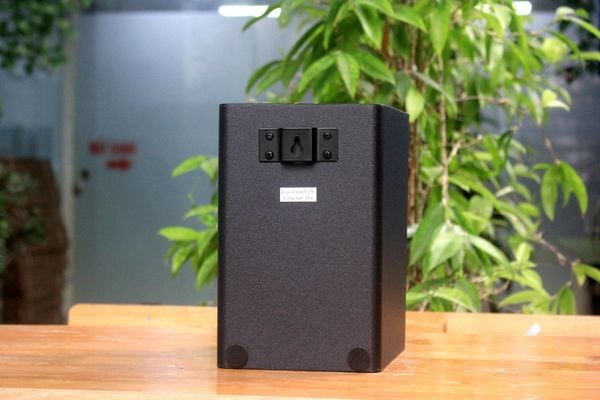 Loa Goldsound vệ tinh treo tường V25C_TH (số lượng 01 loa), công suất 25w, loa bass 4 inch, treble 5 cm, kích thước rộng 17 cm, cao 24 cm, sâu 22.5 cm, bảo hành dài hạn 5 năm.