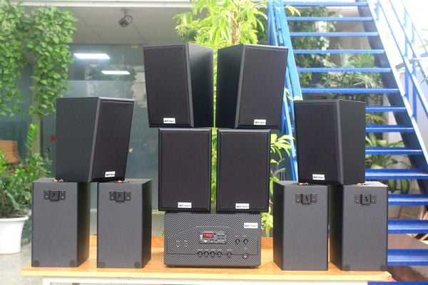 Loa treo tường, phát nhạc nền thông báo: A907w Goldsound 2 vùng âm lượng 900w + 10 loa Goldsound V40C 40w, loa được thiết kế riêng cho quán, bật lớn không tạp âm, miễn phí công lắp đặt, bảo hành dài hạn 5 năm.