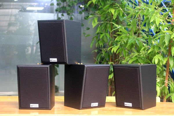 Dàn loa treo tường: Amply A907w Goldsound 2 vùng âm lượng 900w + 12 loa Goldsound V25C 25w, loa được thiết kế riêng cho quán, bật lớn không tạp âm, miễn phí công lắp đặt, bảo hành dài hạn 5 năm.