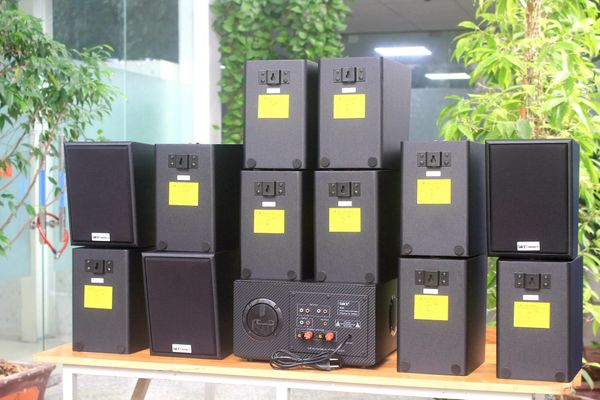 Dàn loa treo tường: Amply A907w Goldsound 2 vùng âm lượng 900w + 12 loa Goldsound V25C 25w, loa được thiết kế riêng cho quán, bật lớn không tạp âm, miễn phí công lắp đặt, bảo hành dài hạn 5 năm.