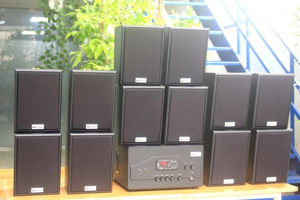 Dàn loa treo tường: Amply A907w Goldsound 2 vùng âm lượng 900w + 12 loa Goldsound V25C 25w, loa được thiết kế riêng cho quán, bật lớn không tạp âm, miễn phí công lắp đặt, bảo hành dài hạn 5 năm.