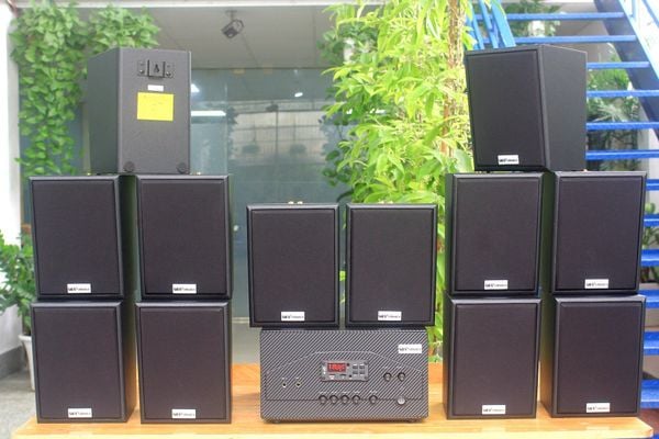 Dàn loa treo tường: Amply A907w Goldsound 2 vùng âm lượng 900w + 12 loa Goldsound V25C 25w, loa được thiết kế riêng cho quán, bật lớn không tạp âm, miễn phí công lắp đặt, bảo hành dài hạn 5 năm.