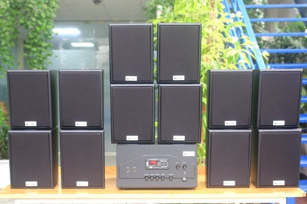 Dàn loa treo tường: Amply A907w Goldsound 2 vùng âm lượng 900w + 12 loa Goldsound V25C 25w, loa được thiết kế riêng cho quán, bật lớn không tạp âm, miễn phí công lắp đặt, bảo hành dài hạn 5 năm.