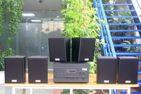 Dàn loa treo tường: Amply A907 Goldsound 2 vùng âm lượng 900w + 6 loa Goldsound V25C 25W, loa được thiết kế riêng cho quán, bật lớn không tạp âm, miễn phí công lắp đặt, bảo hành dài hạn 5 năm.