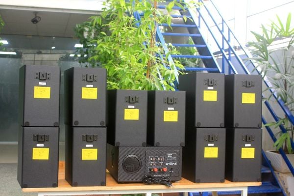 Dàn loa treo tường: Amply A907 + 10 V55C, Amply hai vùng âm lượng, loa được thiết kế riêng cho quán, bật lớn không tạp âm, miễn phí công lắp đặt, bảo hành dài hạn 5 năm.