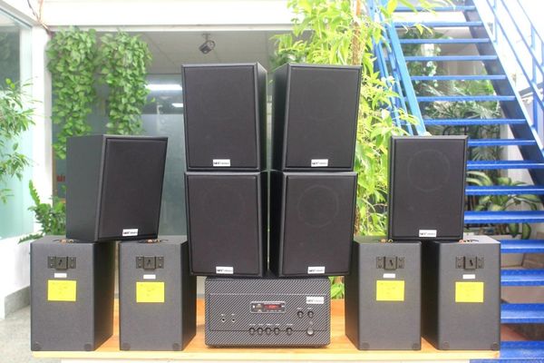 Dàn loa treo tường: Amply A907 + 10 V55C, Amply hai vùng âm lượng, loa được thiết kế riêng cho quán, bật lớn không tạp âm, miễn phí công lắp đặt, bảo hành dài hạn 5 năm.