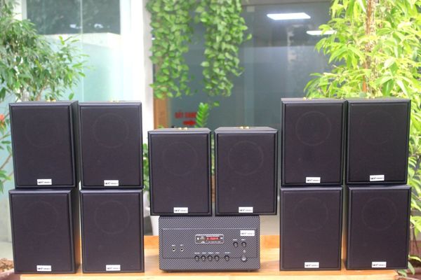 Dàn loa treo tường: Amply A907 + 10 V55C, Amply hai vùng âm lượng, loa được thiết kế riêng cho quán, bật lớn không tạp âm, miễn phí công lắp đặt, bảo hành dài hạn 5 năm.