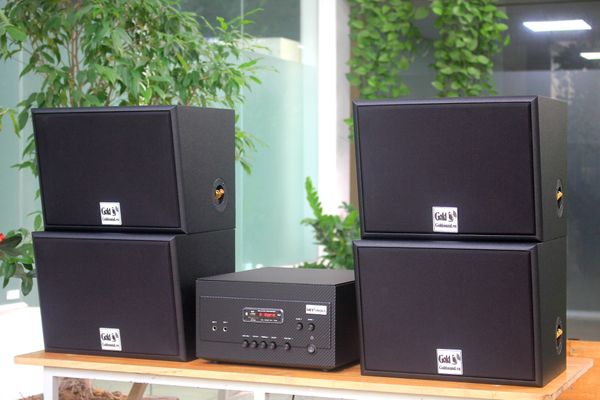 Dàn loa treo tường: Amply A907 + 4 loa V130, Amply hai vùng âm lượng, loa được thiết kế riêng, bật lớn không tạp âm, miễn phí công lắp đặt, bảo hành dài hạn 5 năm.