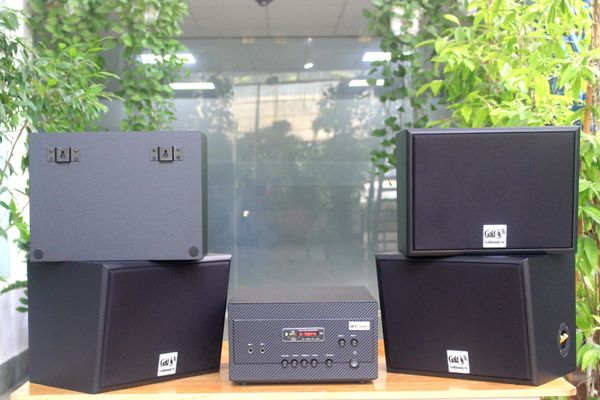 Dàn loa treo tường: Amply A907 + 4 loa V130, Amply hai vùng âm lượng, loa được thiết kế riêng, bật lớn không tạp âm, miễn phí công lắp đặt, bảo hành dài hạn 5 năm.