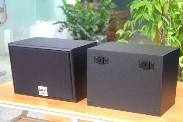 Dàn loa treo tường: Amply A907 + 4 loa V130, Amply hai vùng âm lượng, loa được thiết kế riêng, bật lớn không tạp âm, miễn phí công lắp đặt, bảo hành dài hạn 5 năm.