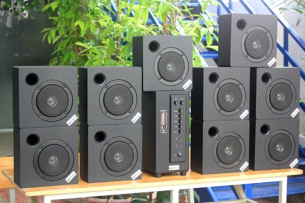 Dàn loa treo tường: Amply A384 + 10 V21, Amply 2 vùng âm lượng, loa được thiết kế riêng cho quán, bật lớn không tạp âm, bảo hành dài hạn 5 năm.