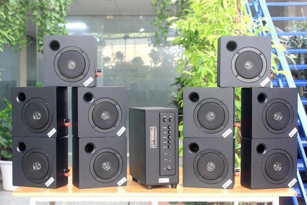 Dàn loa treo tường: Amply A384 + 10 V21, Amply 2 vùng âm lượng, loa được thiết kế riêng cho quán, bật lớn không tạp âm, bảo hành dài hạn 5 năm.