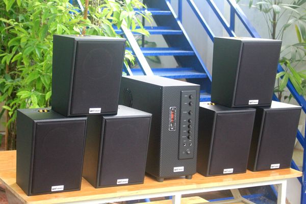 Dàn loa treo tường thông báo, phát nhạc nền tự động: Amply A906 Goldsound 900w + 6 loa Goldsound V55C 55w, loa được thiết kế riêng cho quán, bật lớn không tạp âm, miễn phí công lắp đặt, bảo hành dài hạn 5 năm