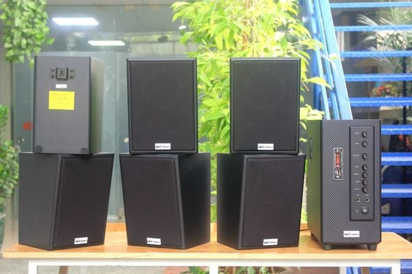 Dàn loa treo tường thông báo, phát nhạc nền tự động: Amply A906 Goldsound 900w + 6 loa Goldsound V55C 55w, loa được thiết kế riêng cho quán, bật lớn không tạp âm, miễn phí công lắp đặt, bảo hành dài hạn 5 năm
